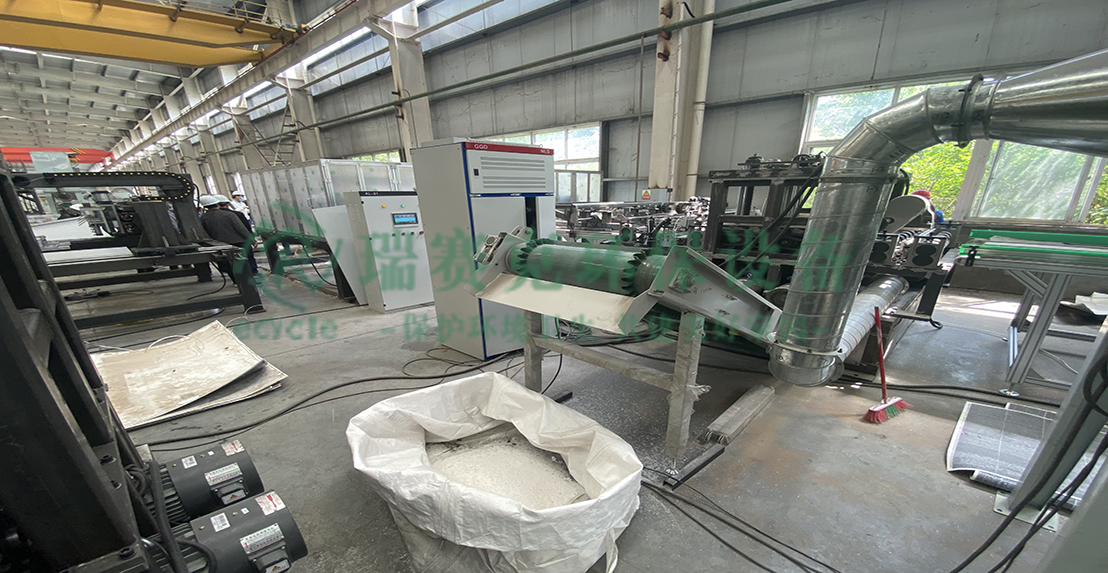 光伏組件回收工藝及設(shè)備.jpg 光伏組件回收工藝及設(shè)備.jpg