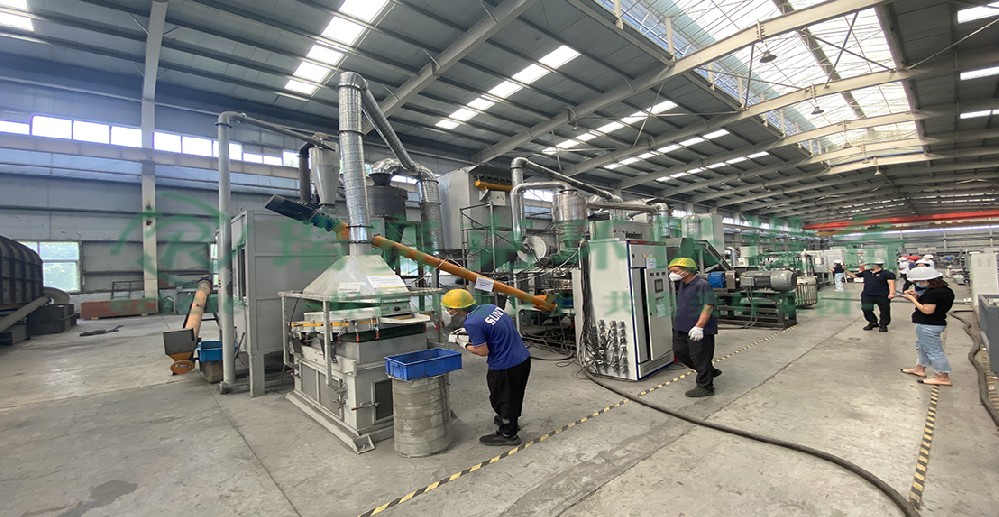 太陽能電池板再生解決方案:廢舊發(fā)電板破碎分離玻璃和膠片設(shè)備