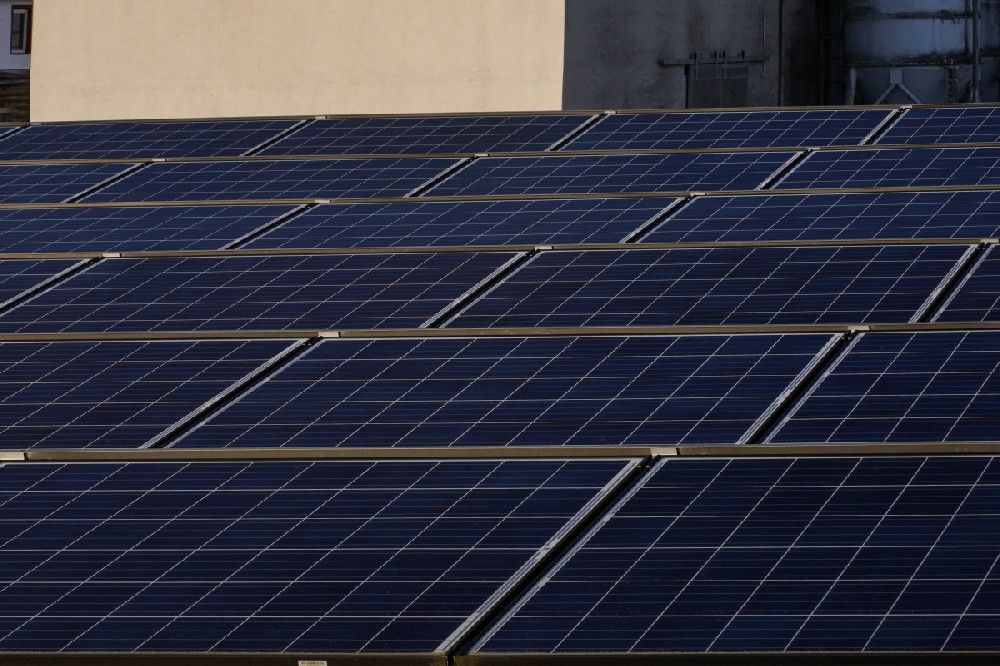 廢舊光伏板和組件材料的再生利用的重點:光伏板玻璃去除機(jī)