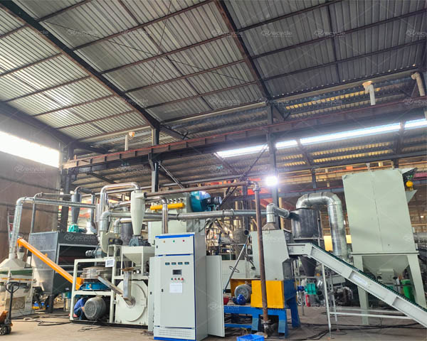 光伏板破碎處理設(shè)備，廢棄光伏發(fā)電板破碎分離處理設(shè)備利益化