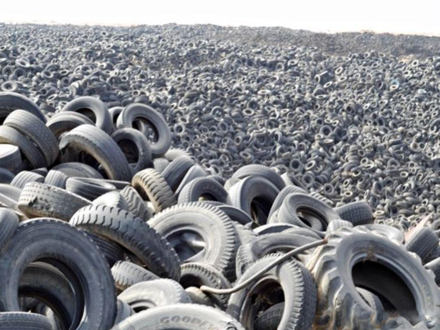 輪胎粉碎機_廢舊輪胎粉碎設備的智能環(huán)保系統(tǒng)