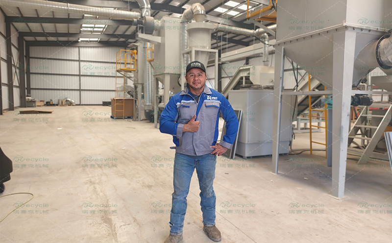 美國客戶廢舊光伏組件拆解設(shè)備現(xiàn)場