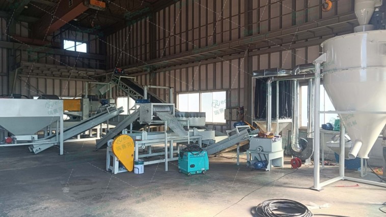 廢舊輪胎處理設備610膠粉機生產(chǎn)線在現(xiàn)場正式運行