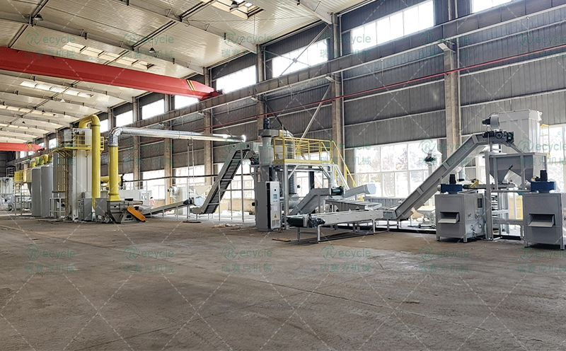 陜西光伏板拆解處理設(shè)備熱解爐現(xiàn)場圖