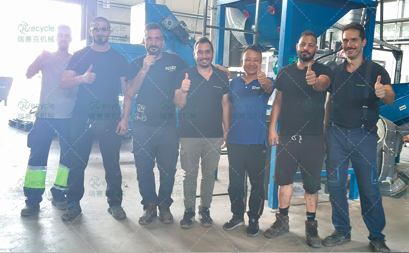 國外廢光伏板分解處理設(shè)備線現(xiàn)場圖