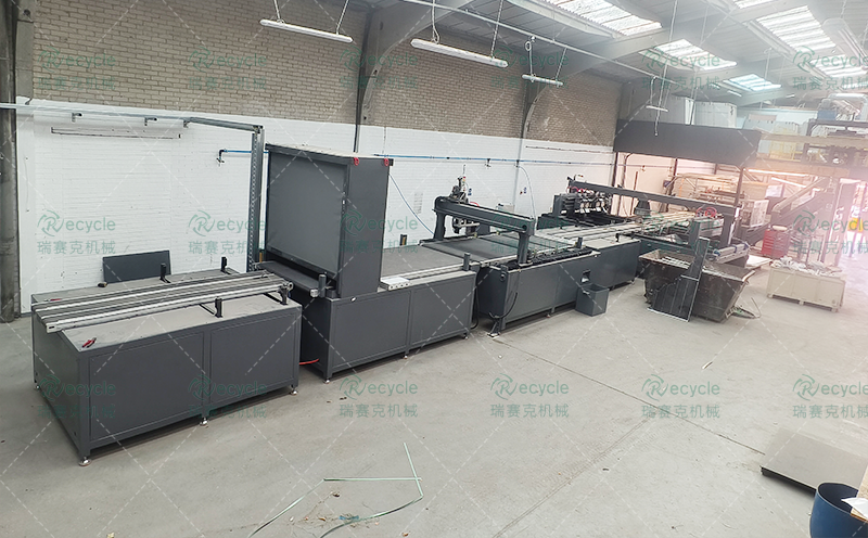 英國報(bào)廢光伏組件智能化拆解分離線現(xiàn)場